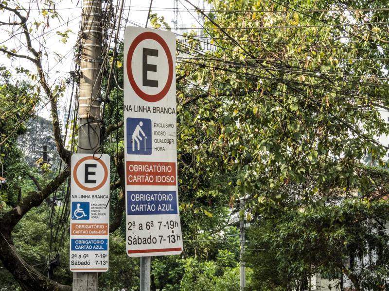 A Zona Azul de São Paulo é o sistema de estacionamento rotativo digital que promove a rotatividade de vagas em vias públicas.