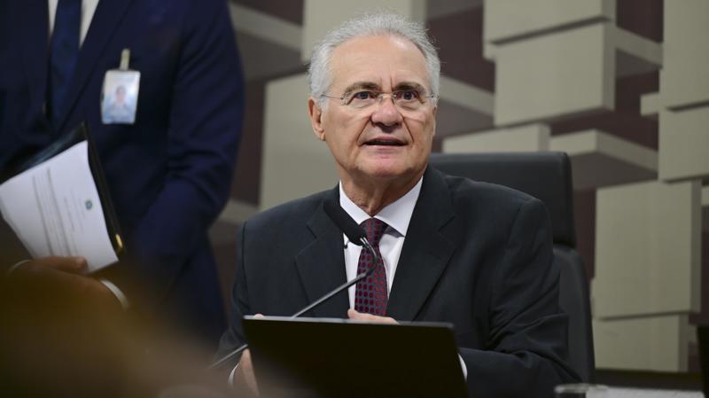 À mesa, presidente da CAE, senador Renan Calheiros (MDB-AL), conduz reunião.