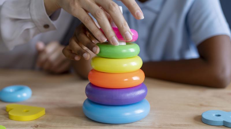 Novo decreto sobre educação especial é acusado de ferir o pluralismo ao tornar obrigatória a inclusão em classes comuns e limitar o papel de escolas especializadas.