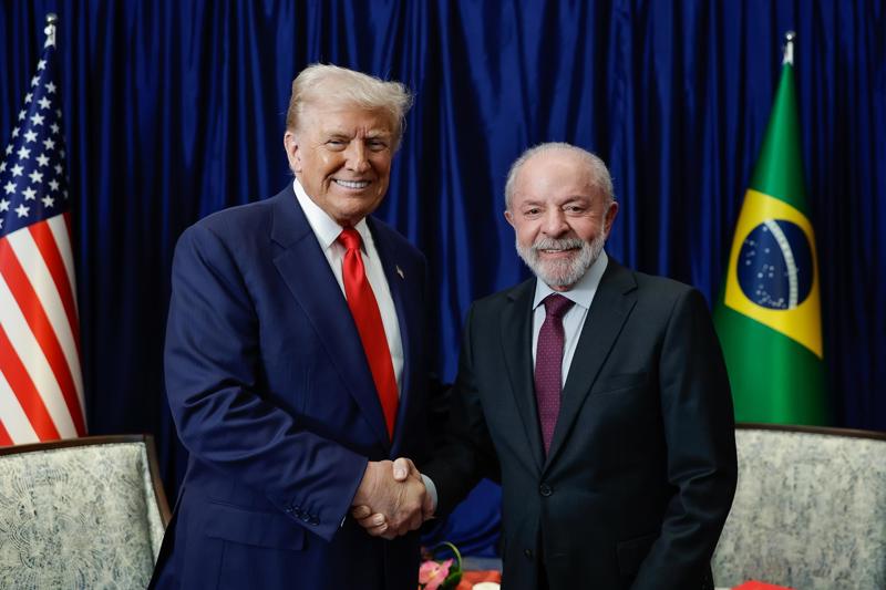 O presidente do Brasil, Luiz Inácio Lula da Silva, e o dos Estados Unidos, Donald Trump, durante encontro na Malásia.