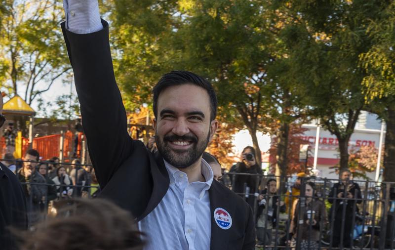 De origem ugandense e perfil progressista, Mamdani representa a nova geração de líderes democratas.