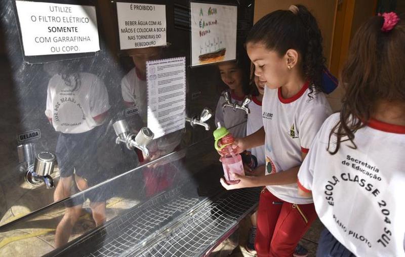 Medida busca atender mais de 1 milhão de alunos que ainda estudam sem acesso à água potável no país.