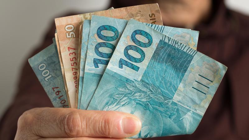 O deputado afirma que o projeto busca proteger economicamente as crianças e adolescentes que recebem pensão alimentícia.