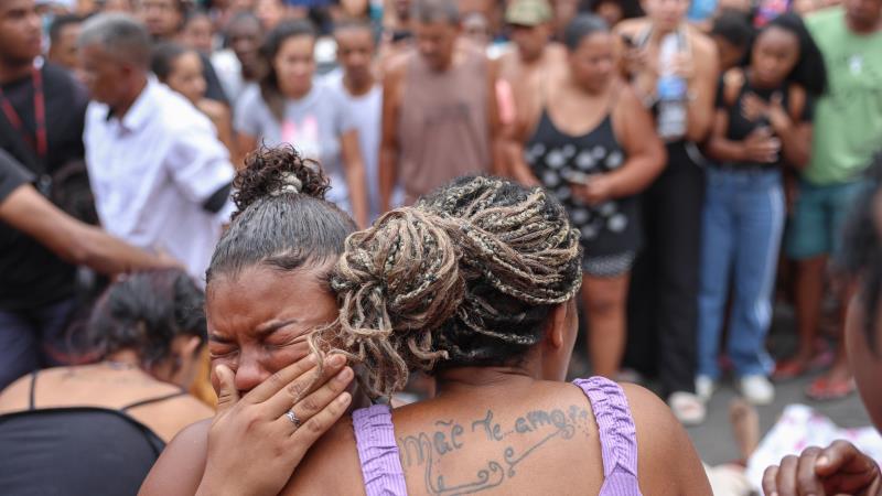 Famíiliares de mortos em confronto com policiais na Penha choram ao ver corpos.
