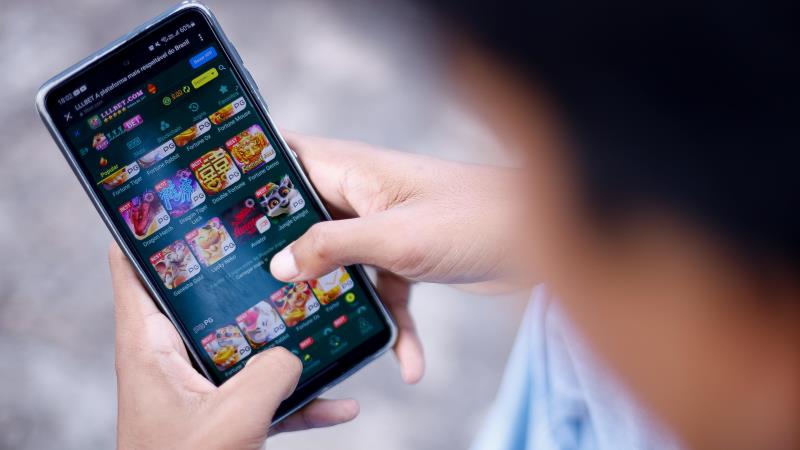 Ao legitimar o vício e o endividamento, o Estado abandona sua função protetiva e converte a política pública em instrumento de exploração social.