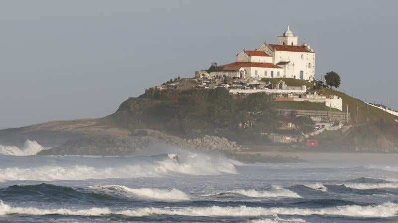 Município fluminense consolida políticas públicas que unem educação, turismo, ciência e economia azul em um modelo reconhecido internacionalmente.