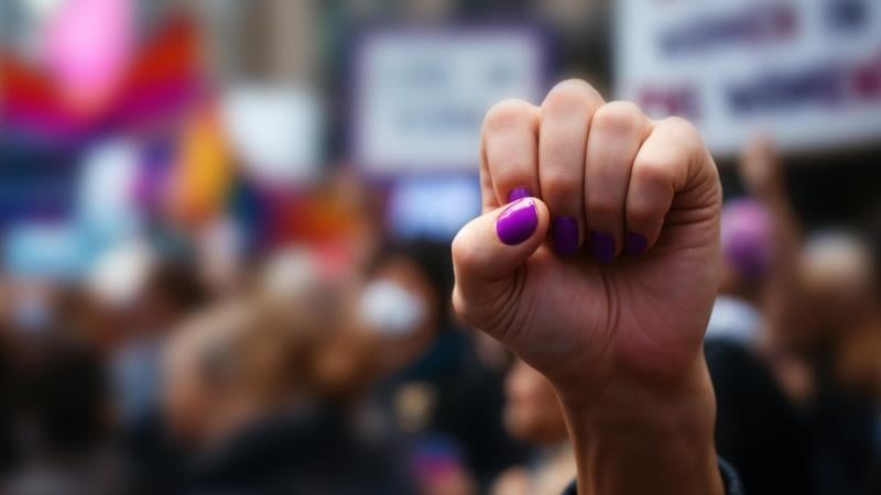 Do legado da Revolução Francesa às lutas por direitos humanos, o pensamento de esquerda representa a resistência contra o conservadorismo e a indiferença à pessoa humana.