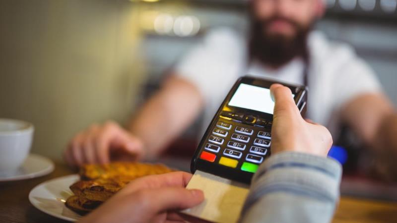 Decreto limita taxas e amplia aceitação dos cartões de Vale-Alimentação e Vale-Refeição em todo o país.