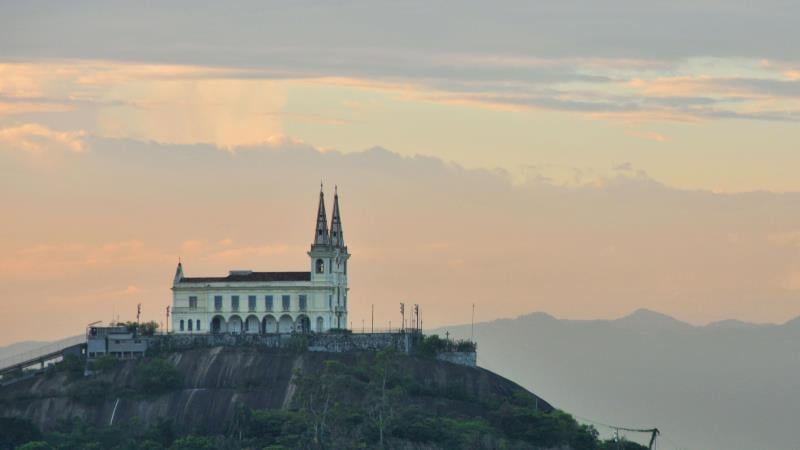 Vista da igreja da Penha em um dos morros do Complexo do Alemão.