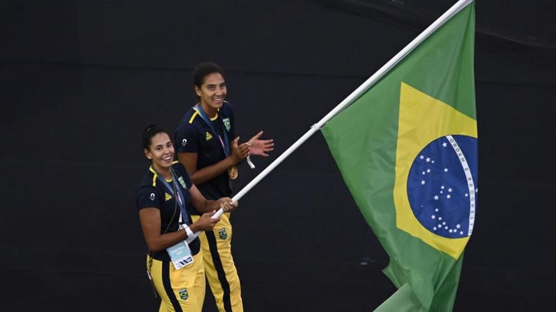 As campeãs olímpicas de vôlei de praia feminino Duda (à direita) e Ana Patrícia (à esquerda).