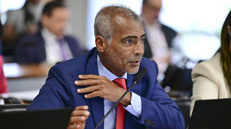 Romário defendeu aprovação da proposta, que cria um contrato especial de trabalho esportivo.