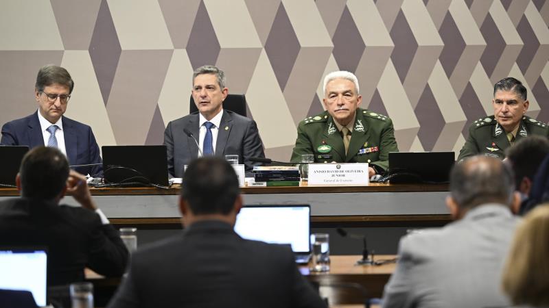 Sabatina durou mais de sete horas.