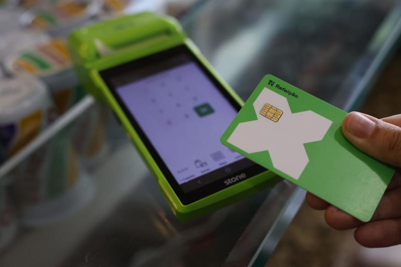 Mudanças nos vales-refeição e alimentação buscam reduzir custos e beneficiar trabalhadores.

