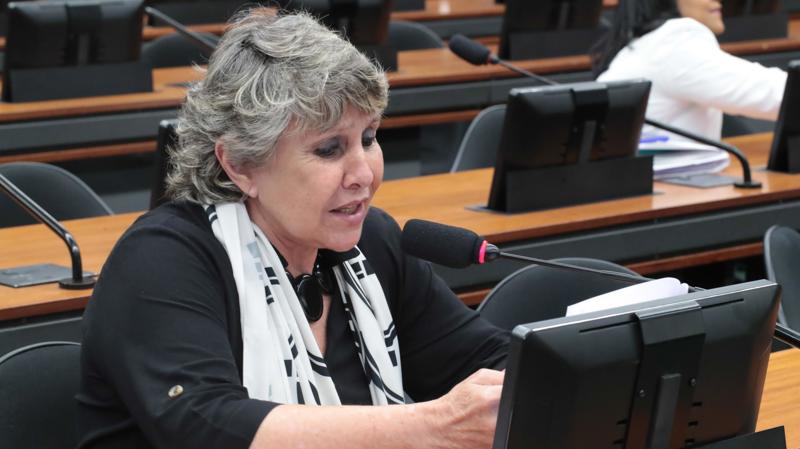 Erika Kokay questiona a não contratação de tecnologistas.