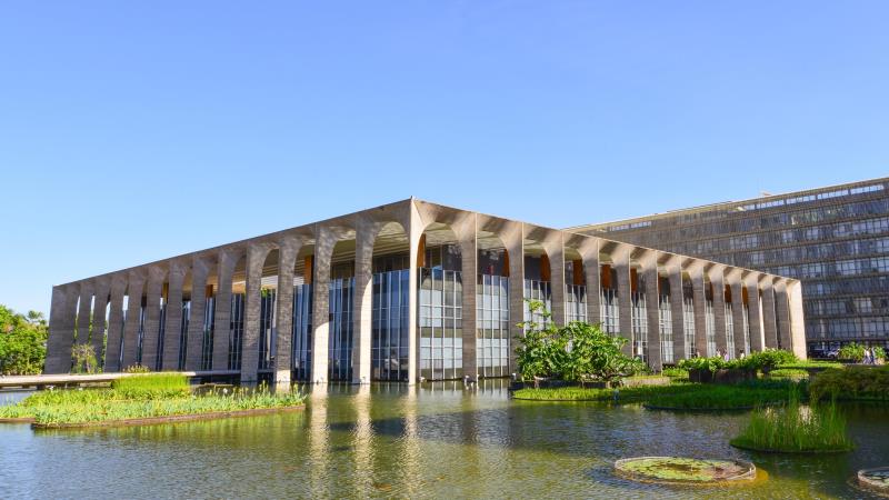 Sucessos diplomáticos contrastam com a incapacidade da Câmara de construir consenso em torno do projeto sobre crime organizado.