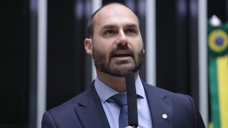 Maioria do STF torna Eduardo Bolsonaro réu por coação.