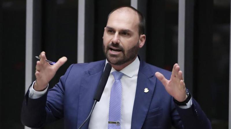 Eduardo Bolsonaro é réu por coação no curso da ação penal do golpe, que culminou na condenação de seu pai.