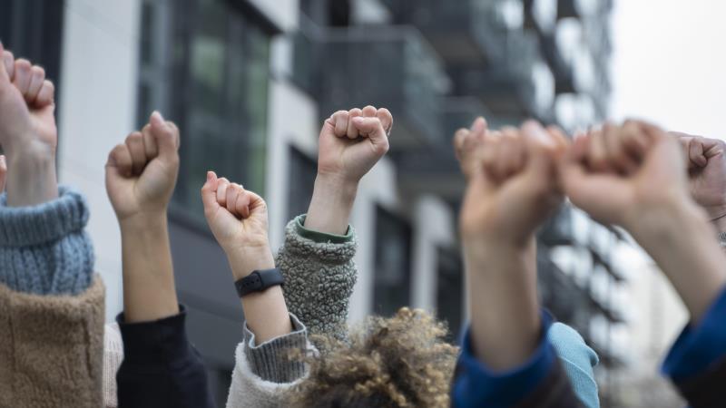 Gerações de mulheres vêm enfrentando o patriarcado e abrindo caminhos apesar da baixa presença política.