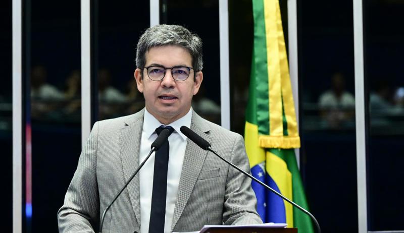 O senador quer evitar o uso de embalagens plásticas que são descartadas após a compra dos exemplares.