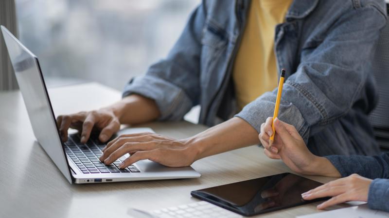 O projeto determina que as avaliações sejam conduzidas pelo médico do trabalho.