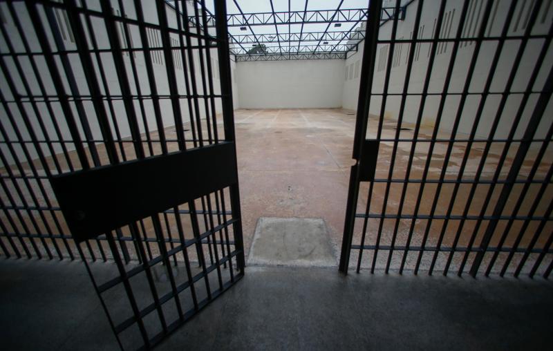 Proposta estabelece regras para impedir que internos usem redes móveis para coordenar ações criminosas.