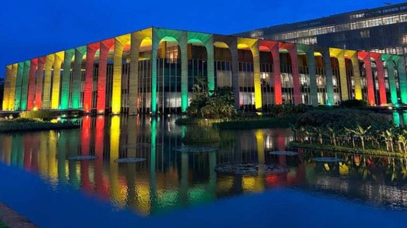 Iluminação utiliza as cores desde segunda-feira (17).