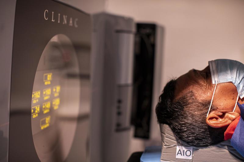Projeto garante que o maquinário, que utiliza radiação ionizante para alcançar e destruir células tumorais, passe por constante revisão.