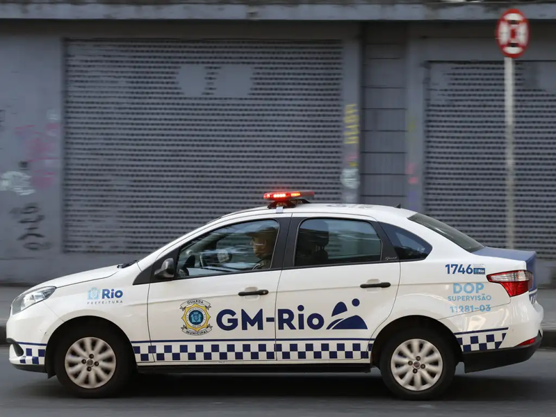 Viatura da Guarda Municipal circulando na Lapa (RJ). 