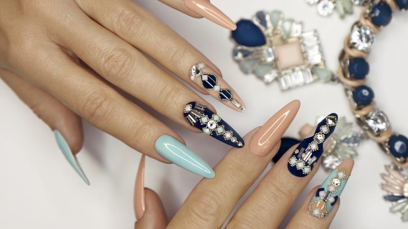A deputada Laura Carneiro quer incluir o designer de unhas na lei que reconhece profissões da área da beleza.