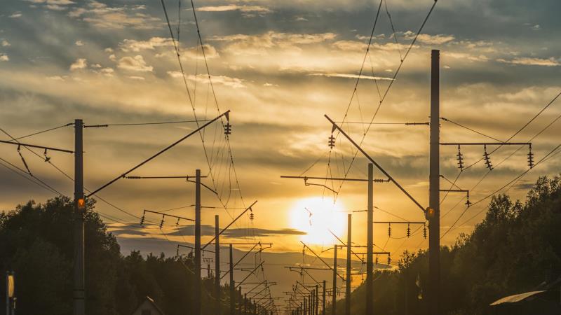 Pressão de consumidores mira subsídios, térmicas e regras que podem encarecer energia e afetar o planejamento do sistema.