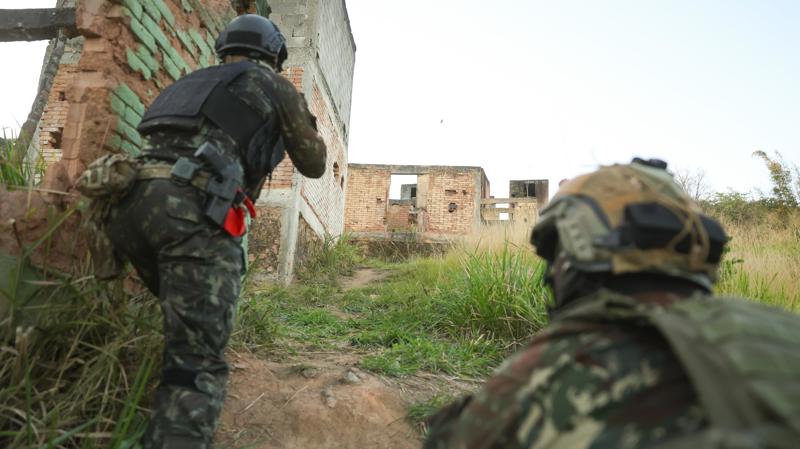 Afastamento das Forças Armadas dos debates estratégicos fragiliza o Brasil e amplia riscos internos e externos.