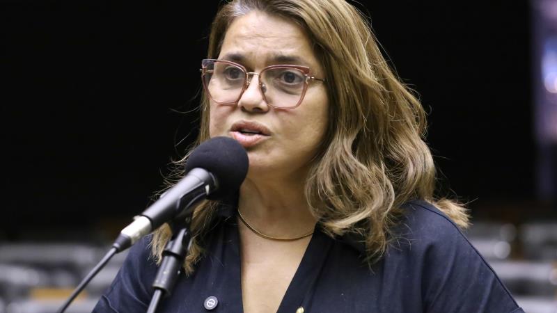 A empresa Asatur pertence à família de Helena.