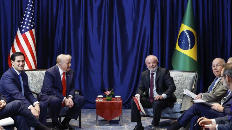 Lula e Trump se encontraram na Ásia, após começarem a negociar tarifas por telefone.