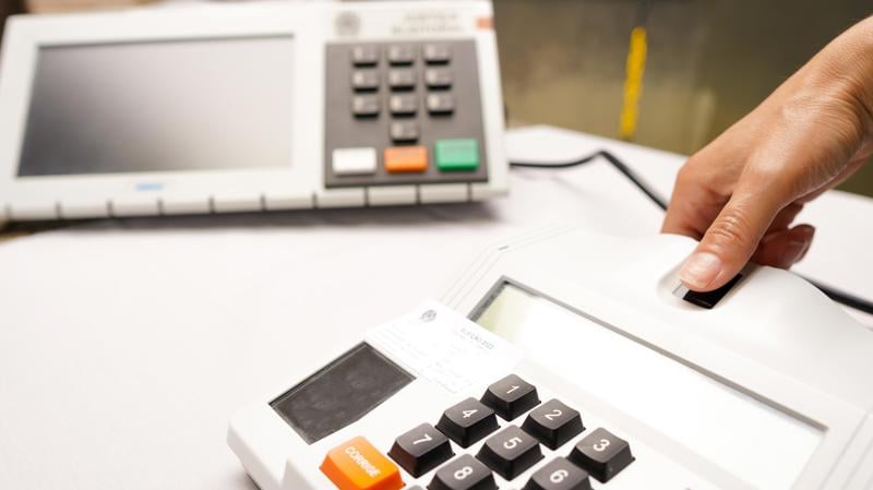 Lula oferece continuidade institucional, enquanto a oposição aposta em guerra cultural e alinhamento externo arriscado.