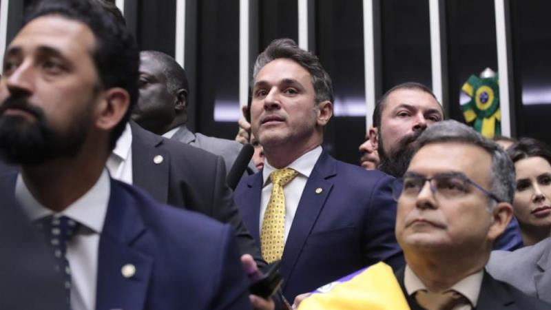 Zucco, ao centro, divulgou nota em nome da oposição, responsabilizando o ministro Alexandre de Moraes por eventuais problemas à integridade física de Jair Bolsonaro.