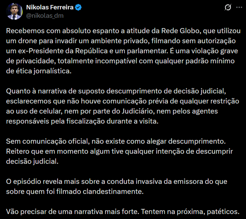 Parlamentar alega que não houve ordem judicial ou de agentes de polícia que o proibisse de mexer no celular perto do ex-presidente.