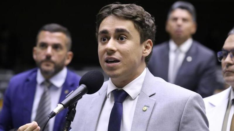 Parlamentar alega que não houve ordem judicial ou de agentes de polícia que o proibisse de mexer no celular perto do ex-presidente.