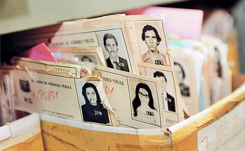 Detalhe de fichas de identidade arquivadas no Instituto de Identificação Ricardo Gumbleton Daunt.