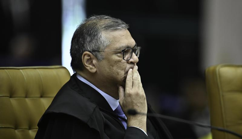 Para Flávio Dino, assim como para Moraes, havia risco concreto de fuga de Bolsonaro.