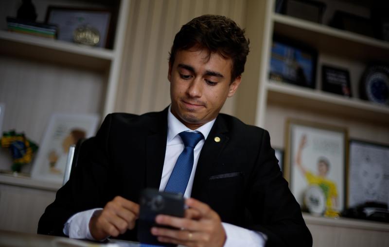 Nikolas Ferreira diz que não sabia de proibição de celular na casa de Bolsonaro e atacou Globo por divulgação de imagens.