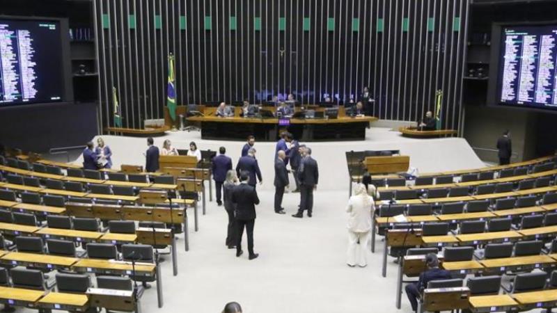 Parecer da Secretaria-Geral da Mesa abre caminho para cassação administrativa de Eduardo Bolsonaro.