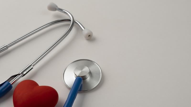 Digitalização agiliza consultas e organiza filas, mas sem investimento e fiscalização pode ampliar desigualdades em vez de reduzi-las.