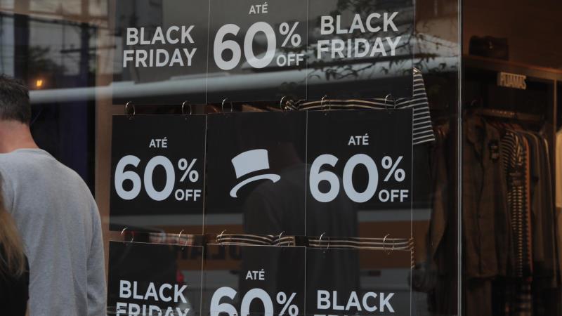 A proposta estabelece que a autoridade administrativa competente poderá suspender a oferta ou publicidade enganosa.