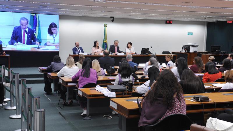 Proposta reduz tempo mínimo de 70 para 50 anos. 