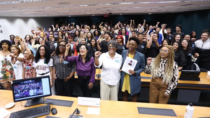 Mulheres negras reunidas em defesa do direito ao trabalho digno.