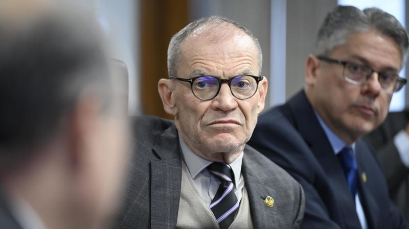 Em destaque, à mesa, presidente da CPI do Crime Organizado, senador Fabiano Contarato (PT-ES).