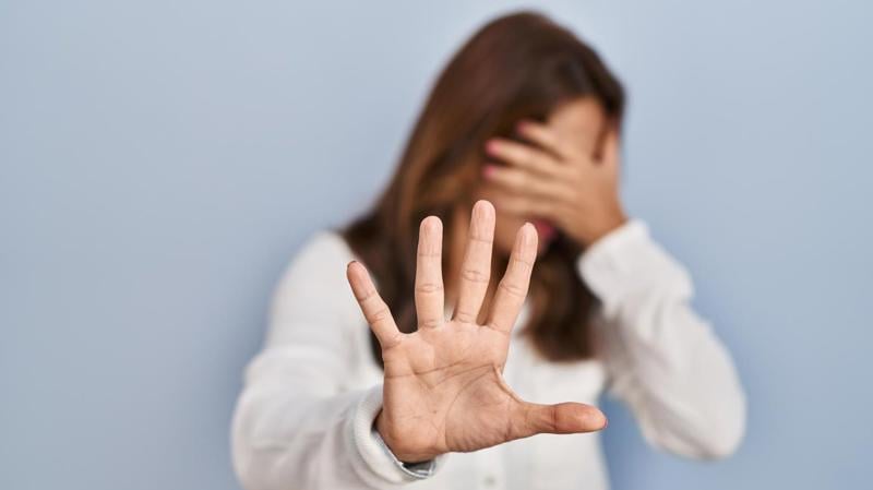 Pesquisa revela que maioria das mulheres foi agredida na frente de outras pessoas, inclusive de crianças.