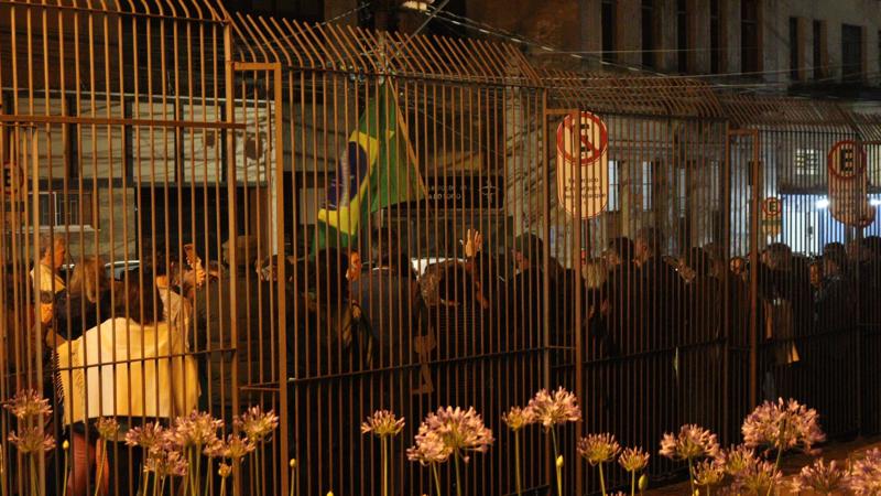 Apoiadores e simpatizantes do ex-presidente Jair Bolsonaro fazem uma vigília de orações.