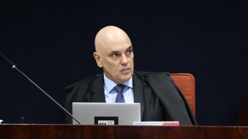 Moraes ressaltou que já havia ordem judicial proibindo o uso de celular na casa de Bolsonaro.