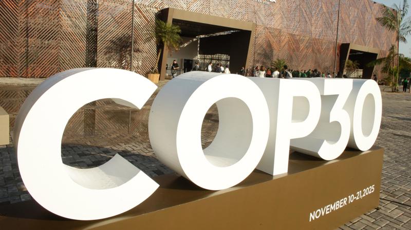 Conferência repetiu metas vagas, evitou confrontar custos reais da transição e ignorou os atores que mais emitem.